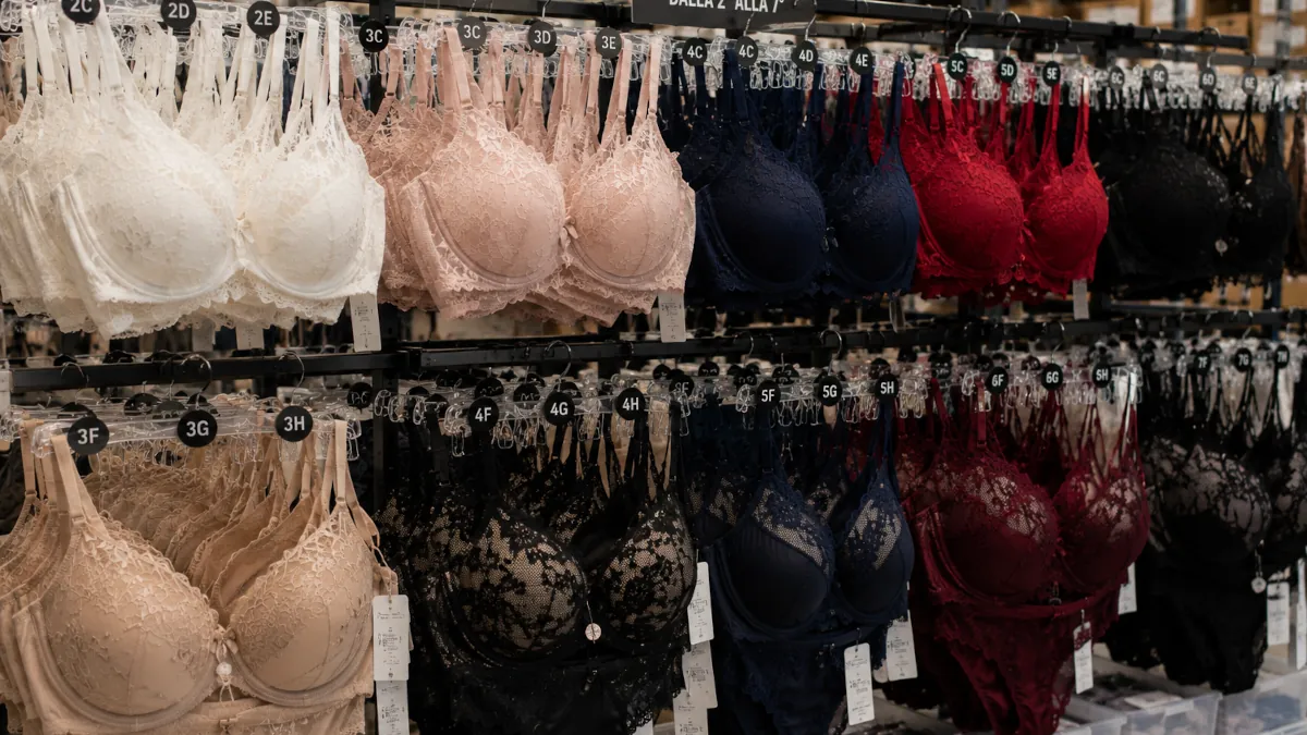 Rimanenze di magazzino di corsetteria e reggiseni coppe differenziate